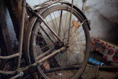 Ahırda, eski Bisiklet gidon