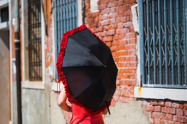 Wanita Dari Belakang Dengan Payung Venice — Stok Foto