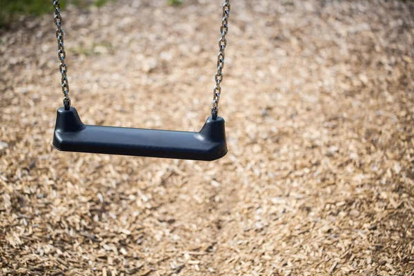 Bir oyun alanı üzerinde salıncak