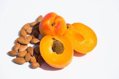 Birlikte taze kayısı kayısı çekirdekleri