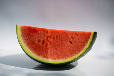 Beyaz arkaplanda karpuz