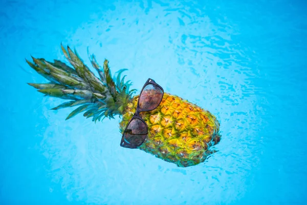 菠萝带太阳镜在游泳池 节日感觉 — 图库照片