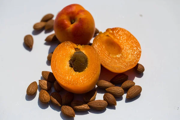 Aprikosenkerne Zusammen Mit Frischen Aprikosen — Stockfoto