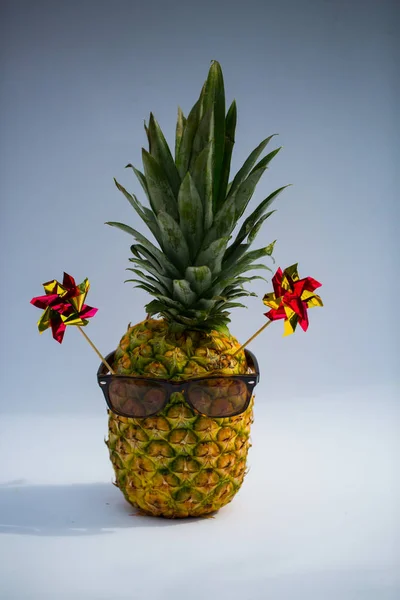 带太阳镜和风车的菠萝 — 图库照片