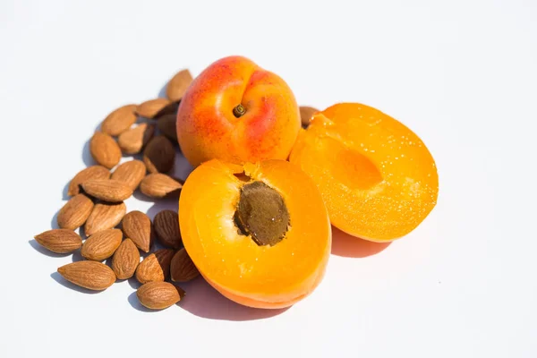 Birlikte taze kayısı kayısı çekirdekleri