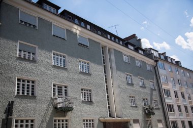 demir balkon ile eski bina restore