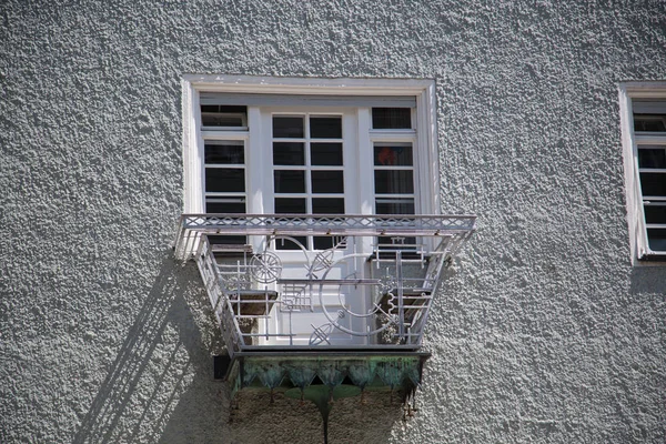 Demir Balkon Ile Eski Bina Restore — Stok fotoğraf