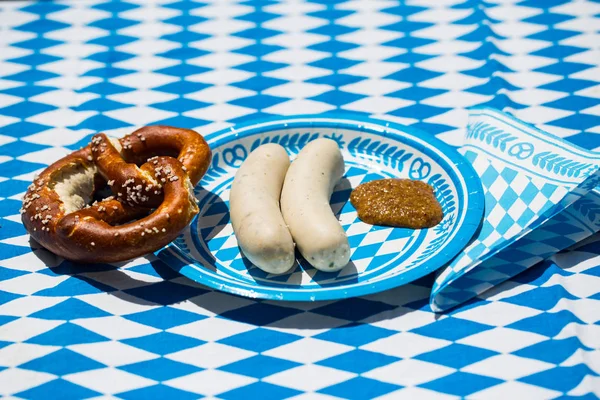 Άσπρο Λουκάνικο Γλυκιά Μουστάρδα Και Κουλουράκι Στο Μπλε Άσπρο Πιάτο — Φωτογραφία Αρχείου