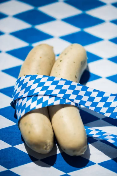 mavi beyaz zemin üzerine beyaz sosis