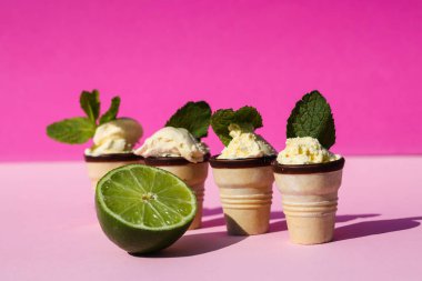 Dondurmanın içine nane ile gözleme bırakır, pembe bir arka plan