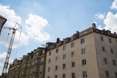 Eski bina ve yeni bina, Schwabing evlerde satırı