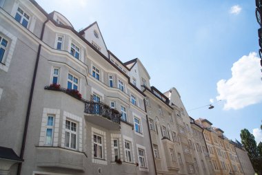 Eski bina ve yeni bina, Schwabing evlerde satırı