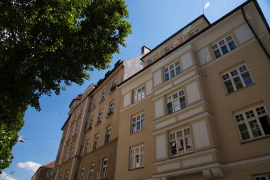 Eski bina ve yeni bina, Schwabing evlerde satırı