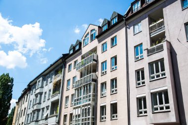Eski bina ve yeni bina, Schwabing evlerde satırı