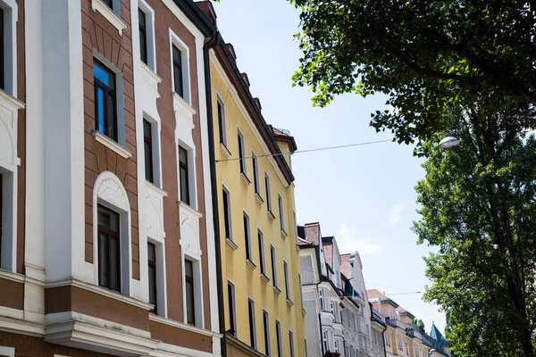Старое здание и новое здание, ряд домов в Швабинг
