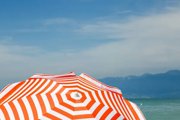 Красный Белый Зонтик Озере Гарда — стоковое фото