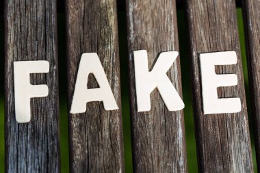 Sahte, gerçek olarak metin, ahşap üzerine mektuplar