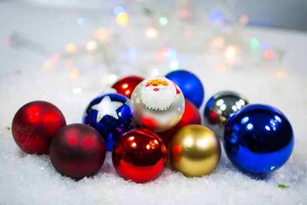 雪の中 バック グラウンドでクリスマス ボール — ストック写真