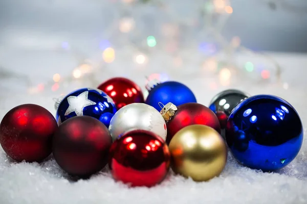 雪の中 バック グラウンドでクリスマス ボール — ストック写真