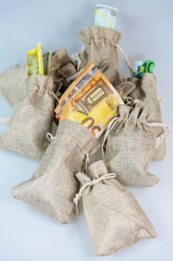 Beyaz arka plan ile dolu para çantası