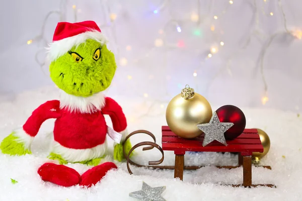 Grinch kayrak ve Noel topları ile