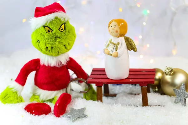 Grinch kayrak, beyaz arka plan üzerinde bir melek ile