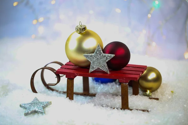 Kızak Noel ağacı toplar, beyaz arka plan, bokeh