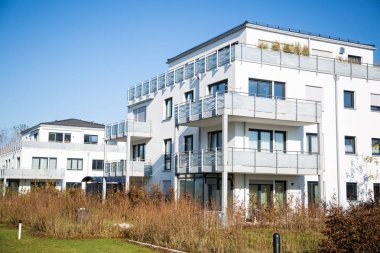 Almanya, mavi gökyüzü modern konut kompleksi