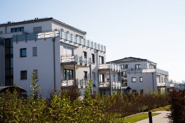 Almanya, mavi gökyüzü modern konut kompleksi