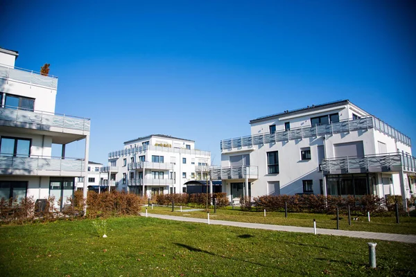 Almanya, mavi gökyüzü modern konut kompleksi