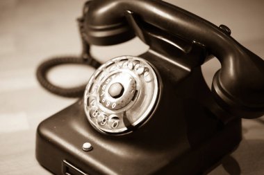 Ahşap masa üzerinde eski telefon