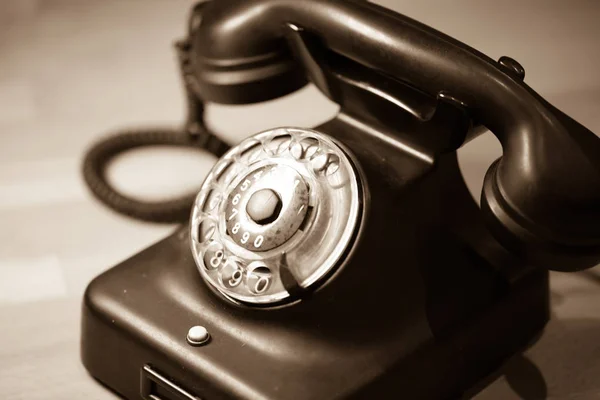 Старый Телефон Деревянном Столе Лицензионные Стоковые Изображения
