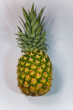 Beyaz arkaplanda ananas