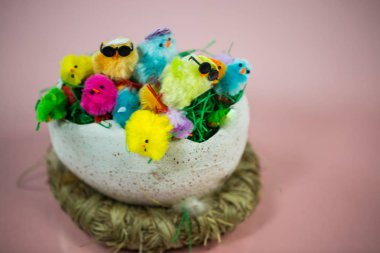 komik civciv baske renkli yumurta üzerinde