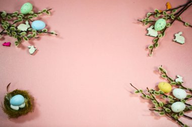 Paskalya, Paskalya yuva, kedicikler, Paskalya yumurtaları, pembe bir arka plan için arka plan