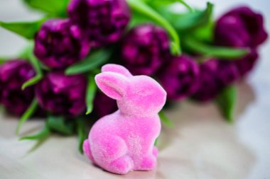 yeşil zemin üzerine pembe tavşan