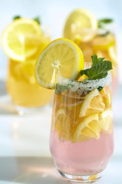 Limonade mit Zitronenkeilen, weißer Hintergrund — Stockfoto