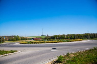 Dachau'da kavşak, merkez ada dikilmiş, trafik adası