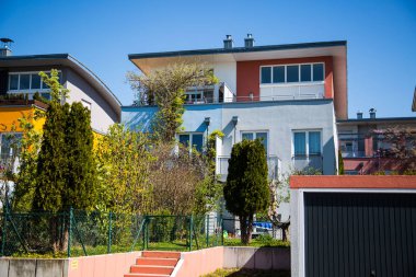 düz çatı ve garaj ile modern müstakil evler