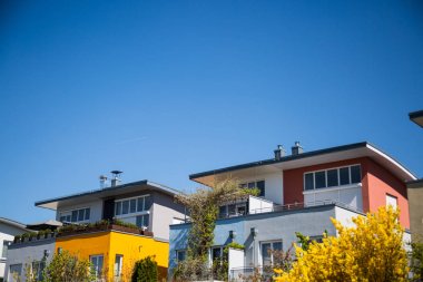 düz çatı ve garaj ile modern müstakil evler