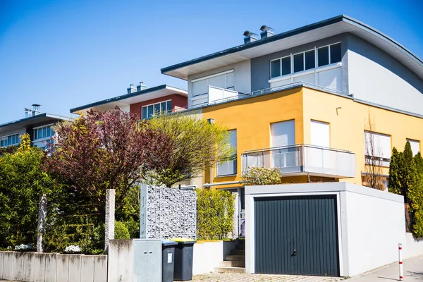 Casas unifamiliares modernas con techo plano y garaje — Foto de Stock