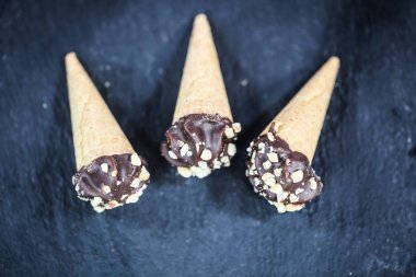 Arduvaz üzerine pudra şekeri ile dondurma