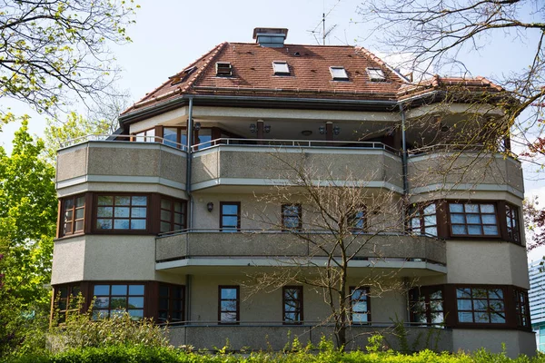 Lägenhet hus i staden centrerar med trädgården, Munich, invånare — Stockfoto