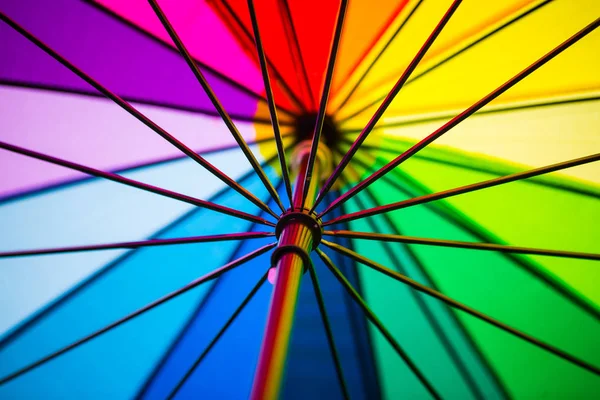 Зонтик с радужными цветами, символический , — стоковое фото
