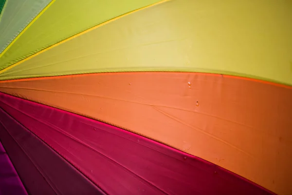 Regenschirm mit Regenbogenfarben, symbolisch, — Stockfoto