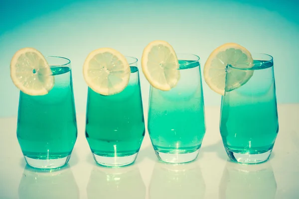 Waldmeister-Limo vor blauem Hintergrund — Stockfoto