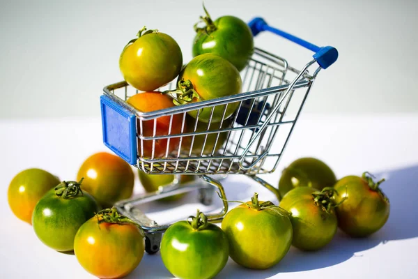 Tomates camone verde en el carrito de la compra —  Fotos de Stock