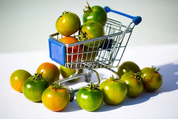 Tomates camone verde en el carrito de la compra —  Fotos de Stock