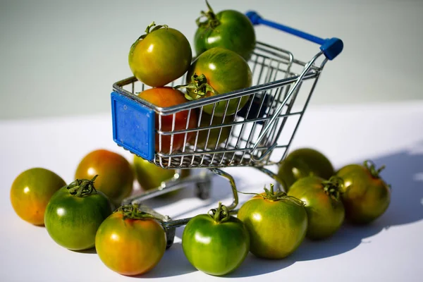 Tomates camone vertes dans le panier — Photo