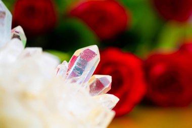 Kaya kristali arasında, güller, altın renkli arka plan